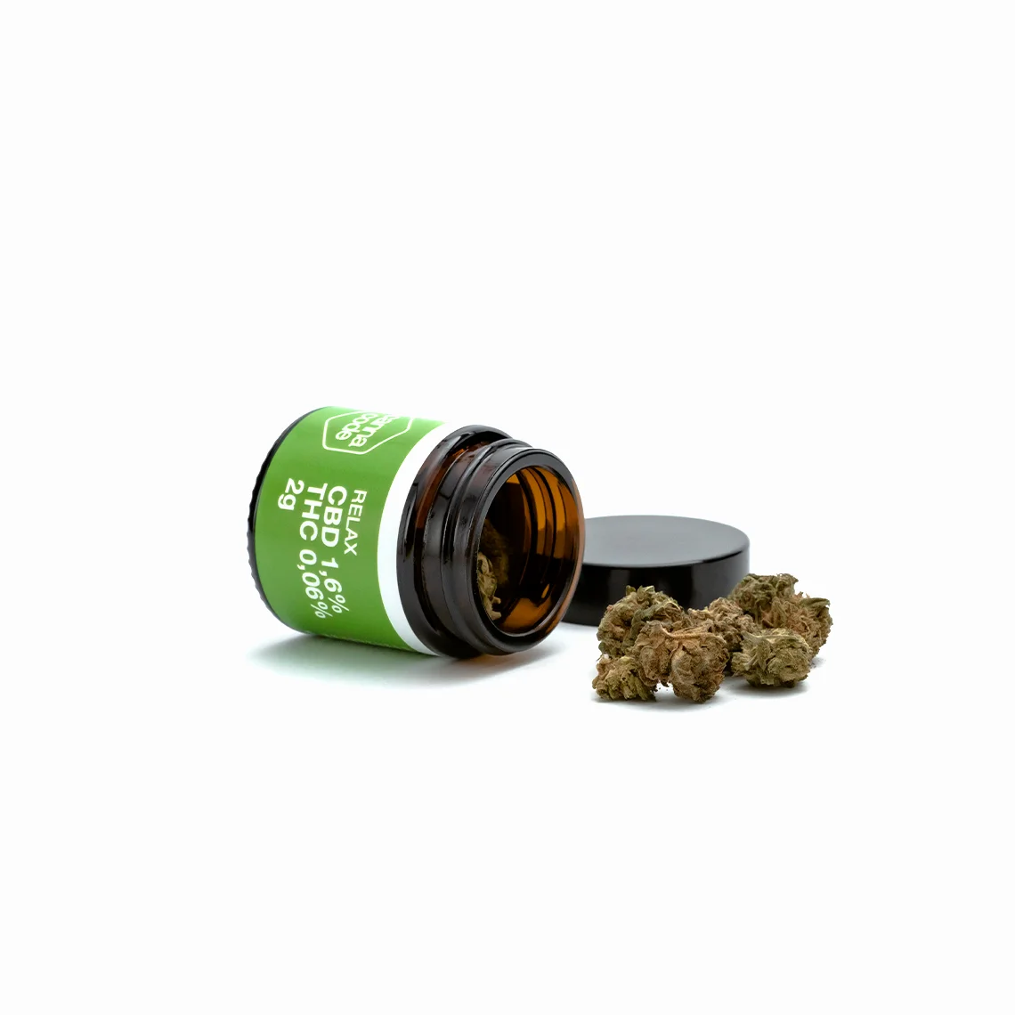 Zdjęcie na białym tle przedstawiające przewrócone szklane opakowanie suszu konopnego Relax 2 g, z którego wysypane jest kilka kwiatów konopi. Opakowanie to brązowy słoik z zieloną etykietą.